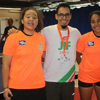 Ana, professor Fabio e Ingred. Equipe garantiu prata e bronze no tênis de mesa individual 